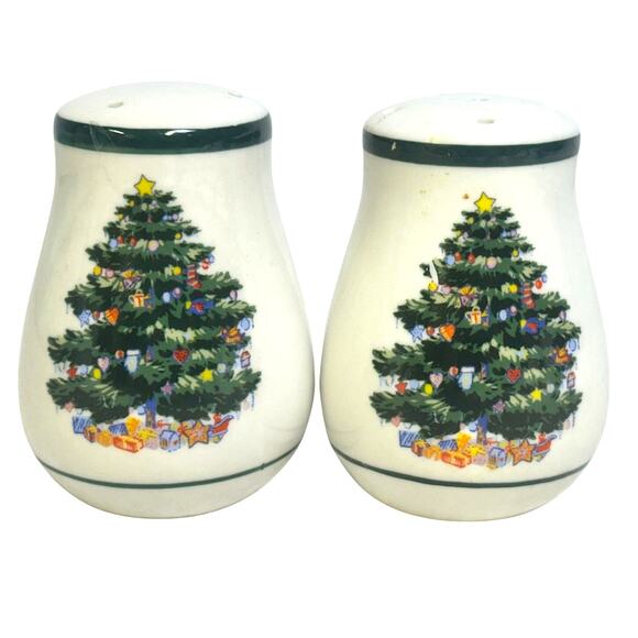 Totally Today 'Holly Tree' Vintage Salt and Pepper Shaker Set - Picture 1 of 6